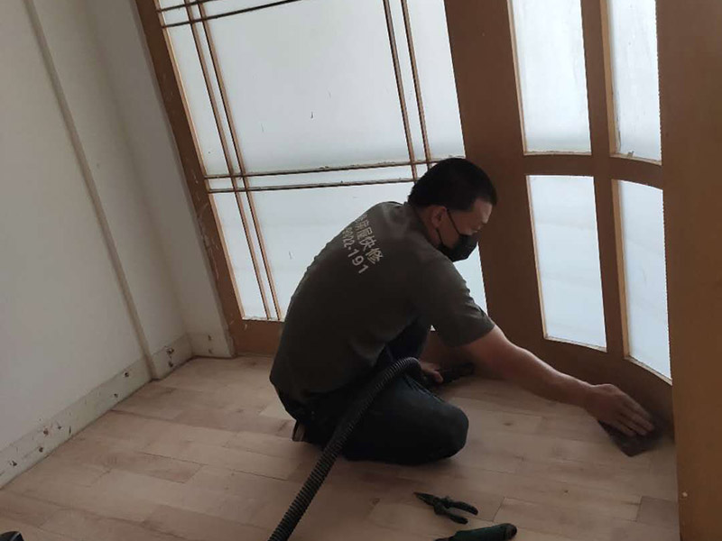 實木地板翻新打蠟：利用稀釋工具對中性清潔劑進行合理比例的稀釋，利用清洗機和稀釋好的中性清潔劑將地面清洗干凈，盡量將地板打掃干凈。 在潔凈干燥的地表面落底蠟兩遍，然后利用風干機對落蠟的地面進行全面性的風干；待底蠟干燥后，再在其表面落面蠟兩遍，利用風干機對其進行風干。 待蠟面徹底干燥后，用高速拋光機配合拋光墊進行均勻、勻速的拋光即可。經(jīng)打蠟拋光的地面，光亮整潔、自然鏡面可達到90％以上，感觀效果特佳。