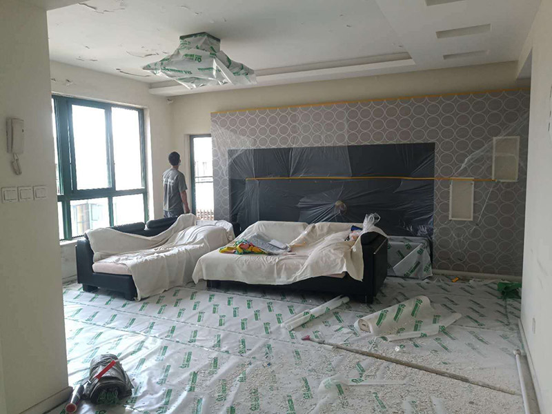 舊房裝修成品保護：在施工過程中，有bai些分項、分部工程已經完成，其du他工zhi程尚在施工，或者某些部位已經完成，其他部位正在施工，如果對已完成的成品，不采取妥善的措施加以保護，就會造成損傷，影響質量。這樣，不僅會增加修補工作量，浪費工料，拖延工期；更嚴重的是有的損傷難以恢復到原料，成為永久性的缺陷。因此，搞好成品保護，是一項關系到確保工程質量、降低工程成本，按期竣工的重要環節。