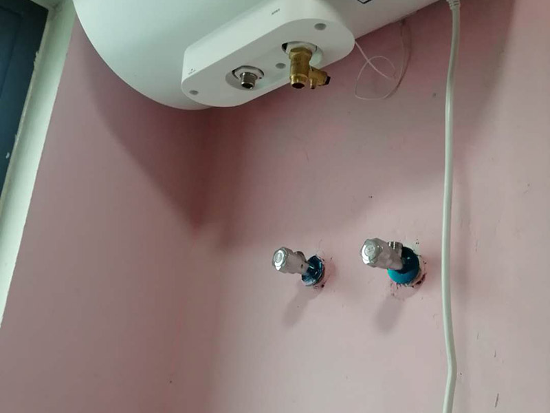 熱水器和插座安裝：首先在浴室外選擇通風、安全、牢固的地方固定熱水器，周邊不能有易燃物，離電線氣管保持一米以上的距離。分辨熱水器下面三個接頭的功能作用，最左邊的一般為熱水管接頭，中間的為氣接頭，右邊的為進水接頭，一定要看清標識，不然接錯了麻煩就大了。熱水器與水管的連接要用專用高壓管或專用軟氣管，千萬不要用硬管直接連接，在高壓管與氣管之間要加裝減壓閥便于調壓和維修，安裝完后要檢查是否漏水漏氣，在安上排煙管到室外。