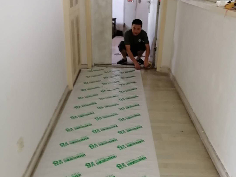 全屋地面保護：首先完成的就是地面的鋪設。因此，我們在進行其余施工時一定要注意對剛鋪好的地板進行保護。而在裝修時灰塵是一定避免不了的，為了防止嶄新的地板被沾染灰塵以及施工團隊人員等的腳印，最好先在地板上鋪一層防塵布等作為保護膜。除此之外，還是要在一天裝修結束后的時間里對防塵布等進行灰塵的清除和家居保養工作，特別是灰塵堆積過厚的地方，以免將來裝修結束后因為灰塵過多清理時意外污染地板。