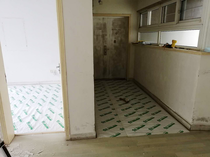 全屋地面保護：首先完成的就是地面的鋪設。因此，我們在進行其余施工時一定要注意對剛鋪好的地板進行保護。而在裝修時灰塵是一定避免不了的，為了防止嶄新的地板被沾染灰塵以及施工團隊人員等的腳印，最好先在地板上鋪一層防塵布等作為保護膜。除此之外，還是要在一天裝修結束后的時間里對防塵布等進行灰塵的清除和家居保養工作，特別是灰塵堆積過厚的地方，以免將來裝修結束后因為灰塵過多清理時意外污染地板。