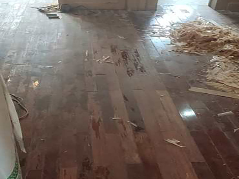 地板打磨翻新：將地板原有的邊縫中的通明膩子除掉，從頭封縫。待底漆干后，刷第一遍面漆，待干。用水砂紙將地板面層磨至略感粗糙，除掉粉屑，刷第二層面漆即可。 打磨完后，必定要刮膩子，可堅持地板的本性并地板外表不被刮花。創(chuàng)新時應運用環(huán)保的水性漆，不會使房間內(nèi)有異味，漆料有必要是專用漆，其耐磨度才干到達請求。