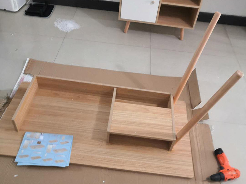家具柜體安裝：用墊布點好地板，先從靠墻的一端寬du側板開始組裝，將寬側板平放于地面上(離后墻面保持700mm間隔)。首先將填好的三合一膠塞的板件，平放在墊布上，檢查孔距與圖紙相符，并裝上三合一單連桿。然后將固層釘上木塞，固定于寬側板上面，頂板大柄孔朝上，其余固層都朝下，腳線大柄孔朝內(中間固層與L架高度一致，即底板到固層內空為960mm，現場打層板孔)。放上側板，釘上木塞，木塞要求連通兩邊的固層。在第二個柜固層上面裝好雙連桿，留意雙連桿上面大柄只能鎖住一半，即90°。當兩件固層與側板固定后再同時擰緊大柄。 釘背板：把裝好的整體柜側放在點好墊布的地板上面，墊平側板成統(tǒng)一平面。用拉尺量好柜子的對角尺寸，調至相等，從寬測板處開始裝第一塊背板，留意假如中間有固層釘釘子時，先用鉛筆畫好固層的中央線，再釘釘子。