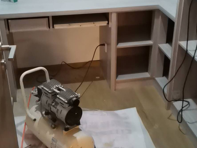 家具柜體安裝：用墊布點好地板，先從靠墻的一端寬du側板開始組裝，將寬側板平放于地面上(離后墻面保持700mm間隔)。首先將填好的三合一膠塞的板件，平放在墊布上，檢查孔距與圖紙相符，并裝上三合一單連桿。然后將固層釘上木塞，固定于寬側板上面，頂板大柄孔朝上，其余固層都朝下，腳線大柄孔朝內(中間固層與L架高度一致，即底板到固層內空為960mm，現場打層板孔)。放上側板，釘上木塞，木塞要求連通兩邊的固層。在第二個柜固層上面裝好雙連桿，留意雙連桿上面大柄只能鎖住一半，即90°。當兩件固層與側板固定后再同時擰緊大柄。 釘背板：把裝好的整體柜側放在點好墊布的地板上面，墊平側板成統(tǒng)一平面。用拉尺量好柜子的對角尺寸，調至相等，從寬測板處開始裝第一塊背板，留意假如中間有固層釘釘子時，先用鉛筆畫好固層的中央線，再釘釘子。