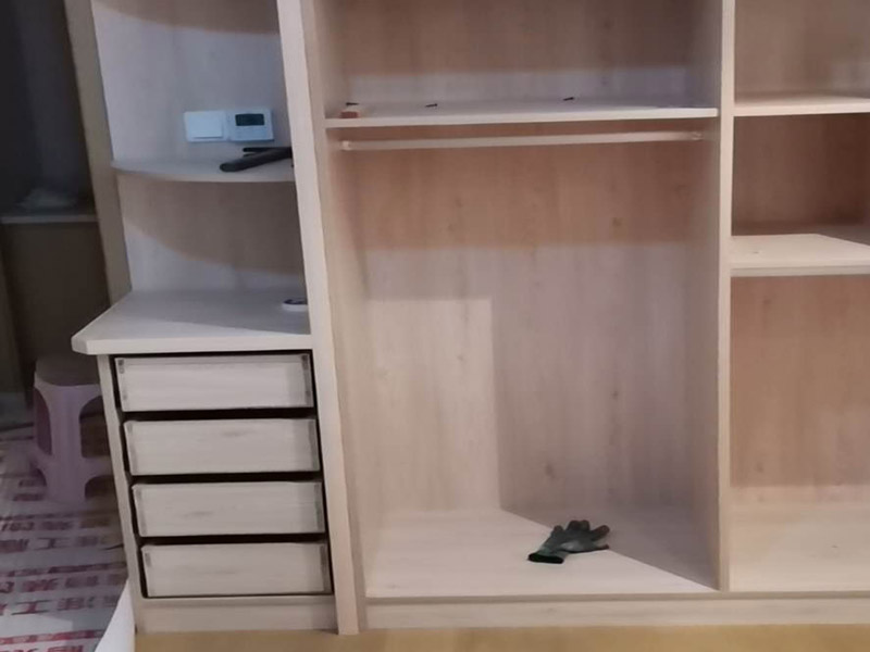 家具柜體安裝：用墊布點好地板，先從靠墻的一端寬du側板開始組裝，將寬側板平放于地面上(離后墻面保持700mm間隔)。首先將填好的三合一膠塞的板件，平放在墊布上，檢查孔距與圖紙相符，并裝上三合一單連桿。然后將固層釘上木塞，固定于寬側板上面，頂板大柄孔朝上，其余固層都朝下，腳線大柄孔朝內(中間固層與L架高度一致，即底板到固層內空為960mm，現場打層板孔)。放上側板，釘上木塞，木塞要求連通兩邊的固層。在第二個柜固層上面裝好雙連桿，留意雙連桿上面大柄只能鎖住一半，即90°。當兩件固層與側板固定后再同時擰緊大柄。 釘背板：把裝好的整體柜側放在點好墊布的地板上面，墊平側板成統(tǒng)一平面。用拉尺量好柜子的對角尺寸，調至相等，從寬測板處開始裝第一塊背板，留意假如中間有固層釘釘子時，先用鉛筆畫好固層的中央線，再釘釘子。