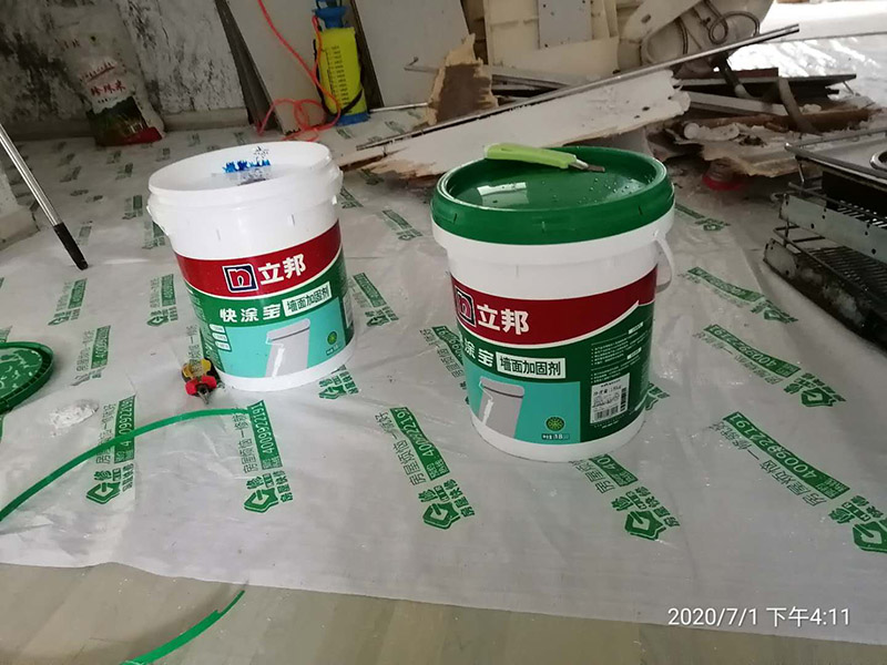 舊房墻面翻新裝修:先用刀或鐵刷去除剝落墻面的漆膜，再用砂紙磨平表面即可。進行墻面刷漆翻新，那就需要把粘貼的壁紙給拆下來，不然壁紙遮蓋住的地方會看不到。以批土刀將批土填平凹洞裂縫，等到完全干燥后，再用砂紙磨平。墻面病變可能有污漬、起泡、開裂、片落或粉化等很多種，這些都要針對進行處理。底漆”涂料是專門用于墻面不需特別處理的壁面，至于有問題的壁面就必須先針對其問題，選擇特殊且專治此特殊問題的“底漆”。 乳膠漆的施工方法主要有三種，刷涂、滾涂和噴涂；不管哪種涂刷法，一定要注意使用底漆，既保護墻面又可省錢。底漆可以使底材疏松度均一，提高面漆的涂布率，節(jié)省面漆。底漆比面漆便宜很多，這樣一來花費反而會更少。其次，刷一遍漆能夠幫助面漆提高漆膜的豐滿度，讓人覺得顏色飽滿，更有質感。