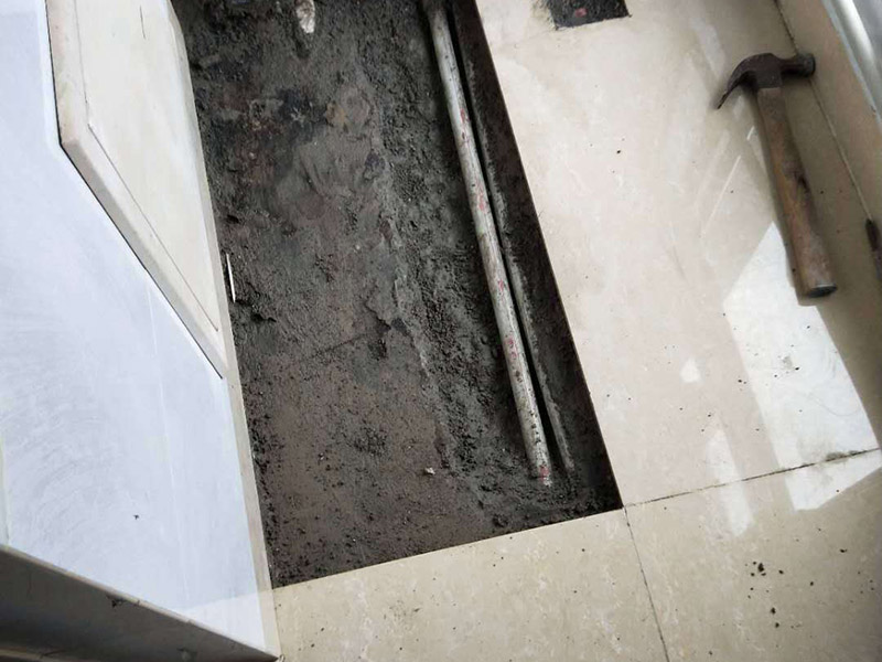 水管打壓測漏點：先關掉房屋進水管總閥門。接下來關掉房屋內所有水龍頭開關、所有角閥開關，并拆掉熱水器的進水管（防止打壓時損壞熱水器）。先拆掉一個水龍頭進行保壓測試，用打壓器打8到10公斤水壓進行測試，看是否保壓，結果保不住壓，初步說明業(yè)主家自來水管有漏水嫌疑。然后繼續(xù)打氣壓測試，測試的結果同樣掉壓，可以判定該屋自來水管存在漏水現(xiàn)象。 經過專業(yè)測漏儀器中“頻譜分析、濾波分析和精測”三種方法的檢測，最終結果都指向同一位置，那么，可以確定該處位置為房屋自來水管道的漏水點。 確定房屋自來水管道的“漏水點”位置后，開始現(xiàn)場挖掘。