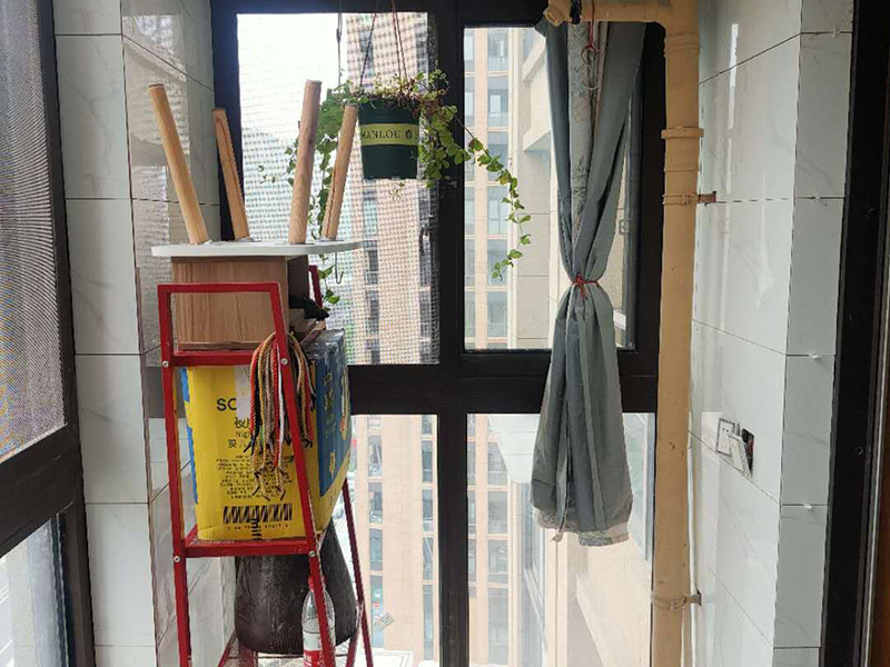 陽臺瓷磚鋪貼;準備粘結劑前，瓷磚不應浸水，但要用鋼絲刷除去磚背面的松散物質，并用濕布抹去磚背的浮塵。用符合所需膠層厚度的齒型抹刀的直邊將攪拌好的膠粘劑批到基面上，沿瓷磚縫方向將膠粘劑層梳理成均勻條狀。目的是為了控制粘結劑的厚度、用量并使瓷磚粘貼面積能夠更加均勻。在鋪壓瓷磚前，在瓷磚背面也批一薄層粘結劑。這種雙批法雖然用的材料和工時比較多，但卻能夠保證粘貼的質量和耐久性。在粘結劑量置晾時間內，將準備好的瓷磚鋪壓到位，垂直于梳理方向輕微搓動以排出磚下的空氣。鋪貼到位后用橡皮錘輕擊，用尺寸合適的十字定位架來調整表面平整度及接縫的平直。鋪設好的磚面應該及時清理干凈，特別是去除殘留其上的粘結劑。合格的粘結劑干硬后即使在陶瓷磚面上也不易被清除掉。清理好的瓷磚面應該立即擺放標識進行隔離，避免污染或擾動，直到下一個填縫工序。