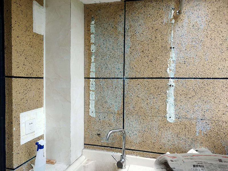陽臺瓷磚鋪貼;準備粘結劑前，瓷磚不應浸水，但要用鋼絲刷除去磚背面的松散物質，并用濕布抹去磚背的浮塵。用符合所需膠層厚度的齒型抹刀的直邊將攪拌好的膠粘劑批到基面上，沿瓷磚縫方向將膠粘劑層梳理成均勻條狀。目的是為了控制粘結劑的厚度、用量并使瓷磚粘貼面積能夠更加均勻。在鋪壓瓷磚前，在瓷磚背面也批一薄層粘結劑。這種雙批法雖然用的材料和工時比較多，但卻能夠保證粘貼的質量和耐久性。在粘結劑量置晾時間內，將準備好的瓷磚鋪壓到位，垂直于梳理方向輕微搓動以排出磚下的空氣。鋪貼到位后用橡皮錘輕擊，用尺寸合適的十字定位架來調整表面平整度及接縫的平直。鋪設好的磚面應該及時清理干凈，特別是去除殘留其上的粘結劑。合格的粘結劑干硬后即使在陶瓷磚面上也不易被清除掉。清理好的瓷磚面應該立即擺放標識進行隔離，避免污染或擾動，直到下一個填縫工序。