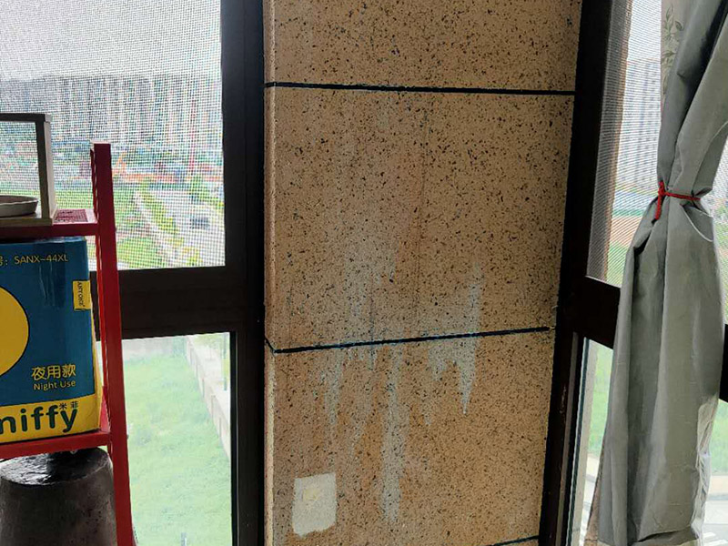陽臺瓷磚鋪貼;準備粘結劑前，瓷磚不應浸水，但要用鋼絲刷除去磚背面的松散物質，并用濕布抹去磚背的浮塵。用符合所需膠層厚度的齒型抹刀的直邊將攪拌好的膠粘劑批到基面上，沿瓷磚縫方向將膠粘劑層梳理成均勻條狀。目的是為了控制粘結劑的厚度、用量并使瓷磚粘貼面積能夠更加均勻。在鋪壓瓷磚前，在瓷磚背面也批一薄層粘結劑。這種雙批法雖然用的材料和工時比較多，但卻能夠保證粘貼的質量和耐久性。在粘結劑量置晾時間內，將準備好的瓷磚鋪壓到位，垂直于梳理方向輕微搓動以排出磚下的空氣。鋪貼到位后用橡皮錘輕擊，用尺寸合適的十字定位架來調整表面平整度及接縫的平直。鋪設好的磚面應該及時清理干凈，特別是去除殘留其上的粘結劑。合格的粘結劑干硬后即使在陶瓷磚面上也不易被清除掉。清理好的瓷磚面應該立即擺放標識進行隔離，避免污染或擾動，直到下一個填縫工序。