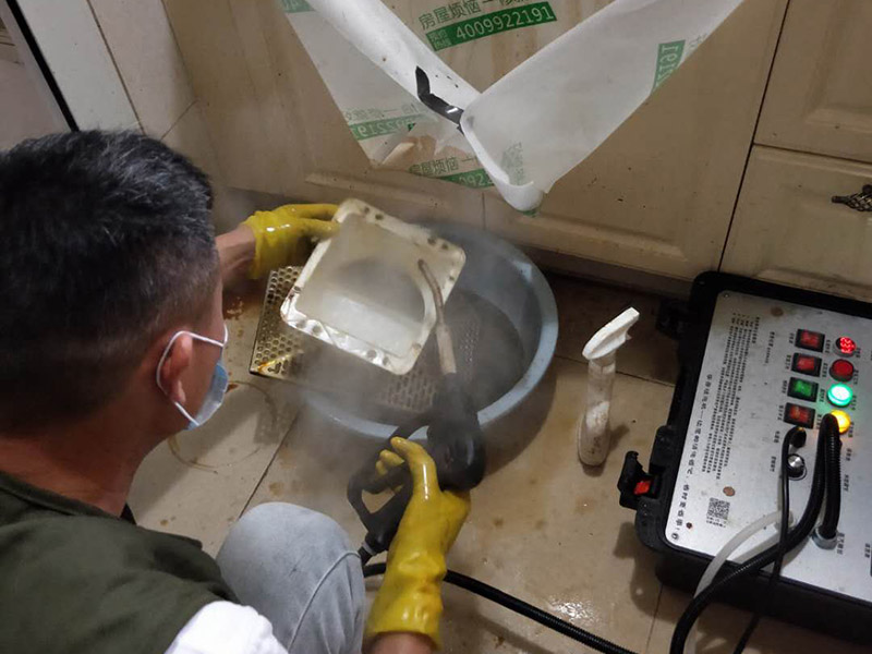 油煙機(jī)清洗服務(wù)：1、拆卸清洗件：首先切斷抽油煙機(jī)電源后把油煙機(jī)從吊裝位置卸下，然后對油煙機(jī)其進(jìn)行解體，依次取出：照明燈泡、集油盒、底面板、密封圈、葉輪，最后提出機(jī)體內(nèi)芯。 2、浸泡清洗件：找一個較大的容器，再倒入清洗液，將拆下的部件進(jìn)行放置里邊浸泡。清洗液數(shù)量不要太少也不要太多，以能泡過所拆清洗件為準(zhǔn)。大件則應(yīng)采用抹布蘸清洗液進(jìn)行沖洗。清洗件浸泡時間根據(jù)油污程度而定，一般15－20分鐘為宜。 3、刷洗污件：經(jīng)過浸泡后的油污部件比較容易清洗，一般用鐵刷、毛刷蘸清洗液進(jìn)行反復(fù)清洗就可以洗干凈。但油污嚴(yán)重的油煙機(jī)則要采取特殊清洗措施才可以清洗干凈，需要請專業(yè)的清洗服務(wù)人員進(jìn)行清洗！