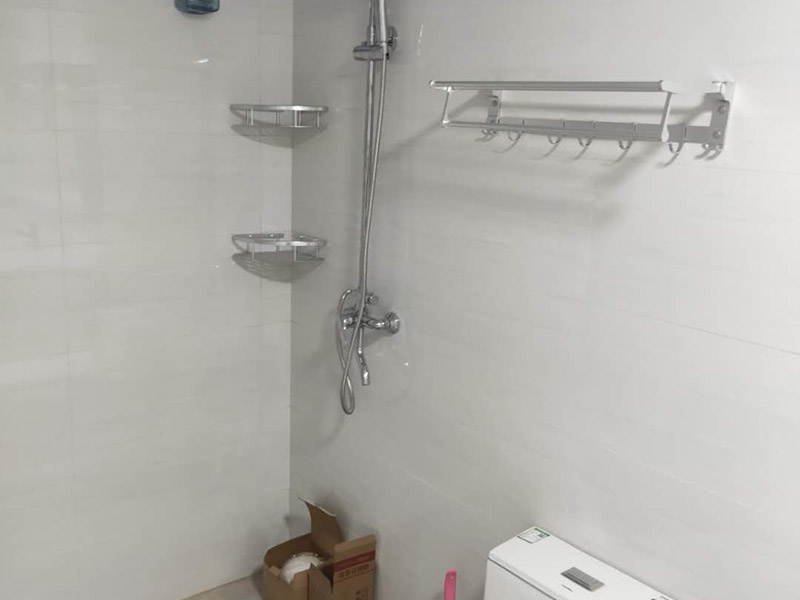 浴室柜花灑安裝：掛墻式帶花灑的浴室柜安裝方法：首先檢查墻體是否實芯（否則改用落地式），按選定的孔位，用沖擊鉆在墻面上打孔（安裝完臺面距地面83cm），將掛墻配件中的塞了裝入孔中，再用自攻螺絲將柜與封面鎖緊，也可用膨脹螺絲安裝。柜子安裝完畢后，再把臺面盆對準棋局子的木笱，調節放平。 落地式帶花灑的浴室柜安裝方法：柜體橫放，將柜肢組件通過雙頭螺桿擰在固定片上，然后放平柜子擺適當的位置，柜腳盡量往外側模板靠，使柜體受力均衡。并通過地腳螺絲調整到水平。擺放時看四個腳是否平穩。如不在同一水平線上，柜體受力不均勻，線條扭曲，不但影響美觀，而且影響使用壽命。