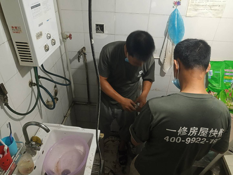 水管更換維修:首先，應先關(guān)掉自來水閥門，再觀察漏水點，查看破裂處是什么狀況其次，觀察破裂處嚴重程度，如果只是有裂紋了，從裂紋往外溢水的話，就簡單了，可以去門口的五金店買來專門用于修補塑料管破裂的膠水，千萬要注意不要隨便使用膠水，要用專業(yè)的不會污染水質(zhì)的特殊膠水。