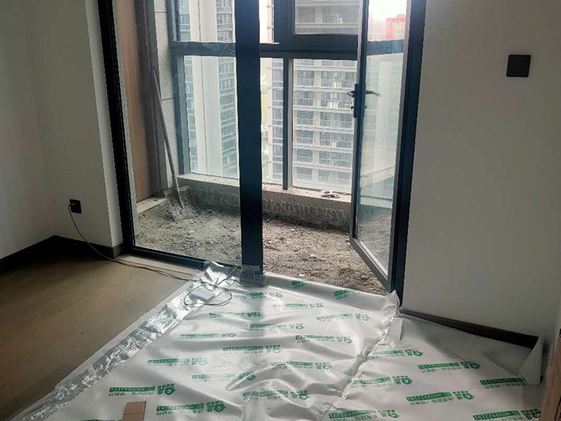 陽臺改造成品保護：各種裝修物料的進場以及各種建筑裝修垃圾的清理，都會經過入戶門，這些物品在搬運的過程中，難免會和入戶門發生磕碰，造成入戶門的磕碰劃傷，所以，第一個需要做好成品保護的地方就是入戶門。 做法：在裝修開工前直到家具進場期間，都需要對入戶門進行保護！可以使用成品保護膜將門包裹。 在進行木門、櫥柜、家具等的相關的安裝或組裝的過程中，成品保護主要體現在兩個方面：一是原有的墻面、地面裝飾的保護，盡量避免因為這些安裝工程對已裝的部分造成破壞；二是安裝的物品本身的保護，注意不要在安裝過程中造成磕碰、劃傷等損傷。 好處：1.美觀；2.避免后期刮膩子滴到柜子上；3.避免后期安裝碰到，導致油漆脫落和刮痕；4.防塵。