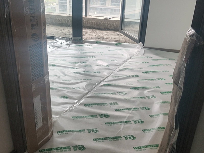 陽臺改造成品保護：各種裝修物料的進場以及各種建筑裝修垃圾的清理，都會經過入戶門，這些物品在搬運的過程中，難免會和入戶門發生磕碰，造成入戶門的磕碰劃傷，所以，第一個需要做好成品保護的地方就是入戶門。 做法：在裝修開工前直到家具進場期間，都需要對入戶門進行保護！可以使用成品保護膜將門包裹。 在進行木門、櫥柜、家具等的相關的安裝或組裝的過程中，成品保護主要體現在兩個方面：一是原有的墻面、地面裝飾的保護，盡量避免因為這些安裝工程對已裝的部分造成破壞；二是安裝的物品本身的保護，注意不要在安裝過程中造成磕碰、劃傷等損傷。 好處：1.美觀；2.避免后期刮膩子滴到柜子上；3.避免后期安裝碰到，導致油漆脫落和刮痕；4.防塵。