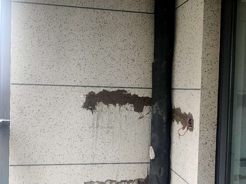 陽臺改造成品保護：各種裝修物料的進場以及各種建筑裝修垃圾的清理，都會經過入戶門，這些物品在搬運的過程中，難免會和入戶門發生磕碰，造成入戶門的磕碰劃傷，所以，第一個需要做好成品保護的地方就是入戶門。 做法：在裝修開工前直到家具進場期間，都需要對入戶門進行保護！可以使用成品保護膜將門包裹。 在進行木門、櫥柜、家具等的相關的安裝或組裝的過程中，成品保護主要體現在兩個方面：一是原有的墻面、地面裝飾的保護，盡量避免因為這些安裝工程對已裝的部分造成破壞；二是安裝的物品本身的保護，注意不要在安裝過程中造成磕碰、劃傷等損傷。 好處：1.美觀；2.避免后期刮膩子滴到柜子上；3.避免后期安裝碰到，導致油漆脫落和刮痕；4.防塵。