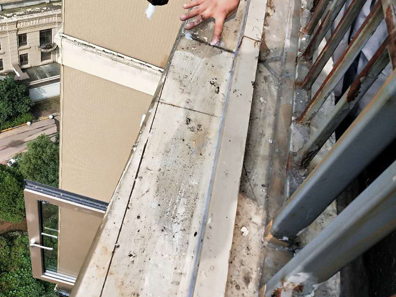 陽臺外墻瓷磚修補：檢查瓷磚有無大面積的瓷磚起殼、疏松和剝落現(xiàn)象，若有應(yīng)先進行修補；然后確保基層表面應(yīng)無明水、浮渣和雜物。對于瓷磚縫中的2~3毫米的細小縫隙或明顯的凹槽，可以先用瓷磚填縫劑進行填補處理。配制涂料時，可以將粉料組分的量適當(dāng)提高一些，以提高與基層的粘結(jié)力和便于操作。施工用涂料應(yīng)隨配隨用。嵌縫要盡量均勻，瓷磚粘結(jié)劑與基層之間不能有氣泡，以求粘結(jié)嚴(yán)實。