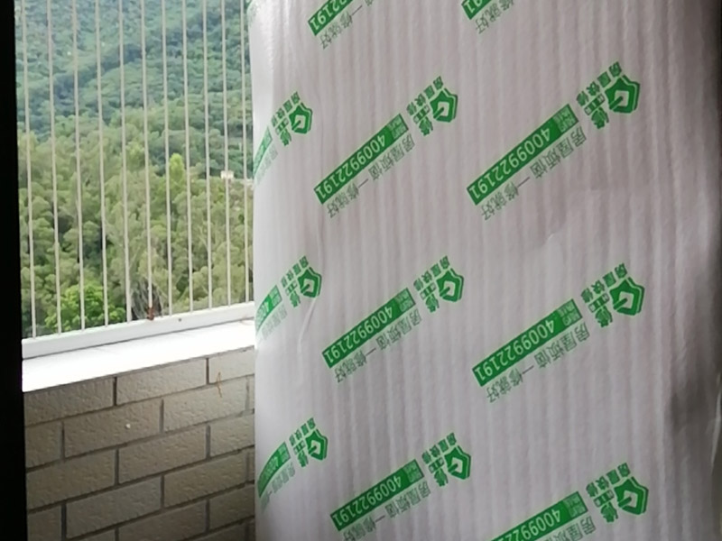 地面家具保護:實木地板相比較其他地面裝飾材料更加容易受到磨損或是劃傷，而施工操作過程中通常剛回進行物件的移動。此外施工人員還會時長爬上爬下，若有不慎，尖銳的施工工具也可能掉落地面。因此，還是要告誡施工人員小心施工，防止因為舉止的不慎而導致地面裝飾材料出現(xiàn)破損。  一旦地板有凹陷或是其他劃傷等，極容易破壞美觀，并且會影響使用心情和日后的家居生活。若想維修則又需進行大面積施工，得不償失。