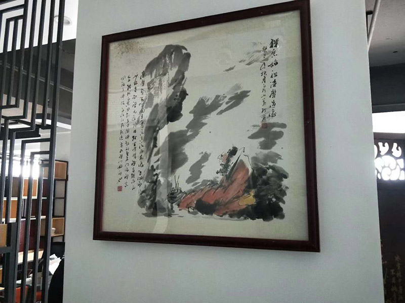 辦公室掛畫安裝：辦公室裝飾畫可以說是非常普遍的，不管是公司老板還是部門經理，辦公室都還不會缺少一幅字畫，辦公室掛畫不僅是一種裝飾，更多情況下是為了改善風水，尤其是生意人，更加注重辦公室的風水，弱想使得辦公室風水旺，掛畫是遠遠不夠的，重點要看怎么掛。 辦公室內掛一好的字畫作品，一幅好的風水掛畫所起的作品至關重要。好的字畫合適的擺放位置，合適的布局能為主人招財納福，能為主人增加運勢，會加持好的磁場。