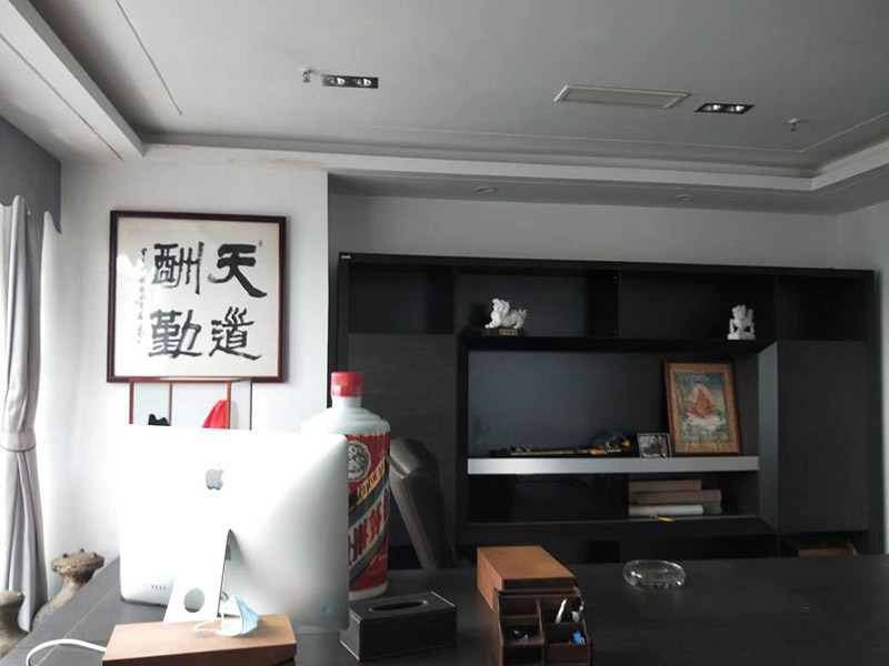 辦公室掛畫安裝：辦公室裝飾畫可以說是非常普遍的，不管是公司老板還是部門經理，辦公室都還不會缺少一幅字畫，辦公室掛畫不僅是一種裝飾，更多情況下是為了改善風水，尤其是生意人，更加注重辦公室的風水，弱想使得辦公室風水旺，掛畫是遠遠不夠的，重點要看怎么掛。 辦公室內掛一好的字畫作品，一幅好的風水掛畫所起的作品至關重要。好的字畫合適的擺放位置，合適的布局能為主人招財納福，能為主人增加運勢，會加持好的磁場。