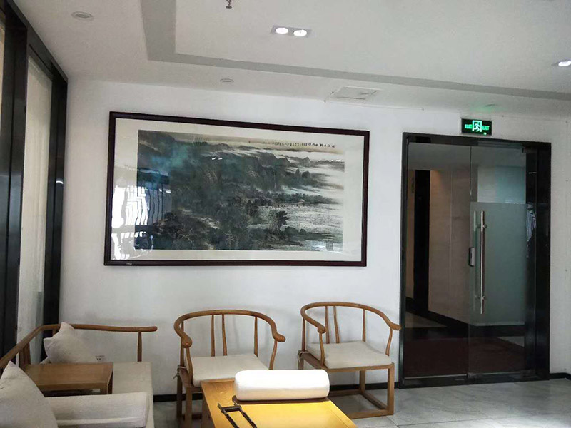 辦公室掛畫安裝：辦公室裝飾畫可以說是非常普遍的，不管是公司老板還是部門經理，辦公室都還不會缺少一幅字畫，辦公室掛畫不僅是一種裝飾，更多情況下是為了改善風水，尤其是生意人，更加注重辦公室的風水，弱想使得辦公室風水旺，掛畫是遠遠不夠的，重點要看怎么掛。 辦公室內掛一好的字畫作品，一幅好的風水掛畫所起的作品至關重要。好的字畫合適的擺放位置，合適的布局能為主人招財納福，能為主人增加運勢，會加持好的磁場。