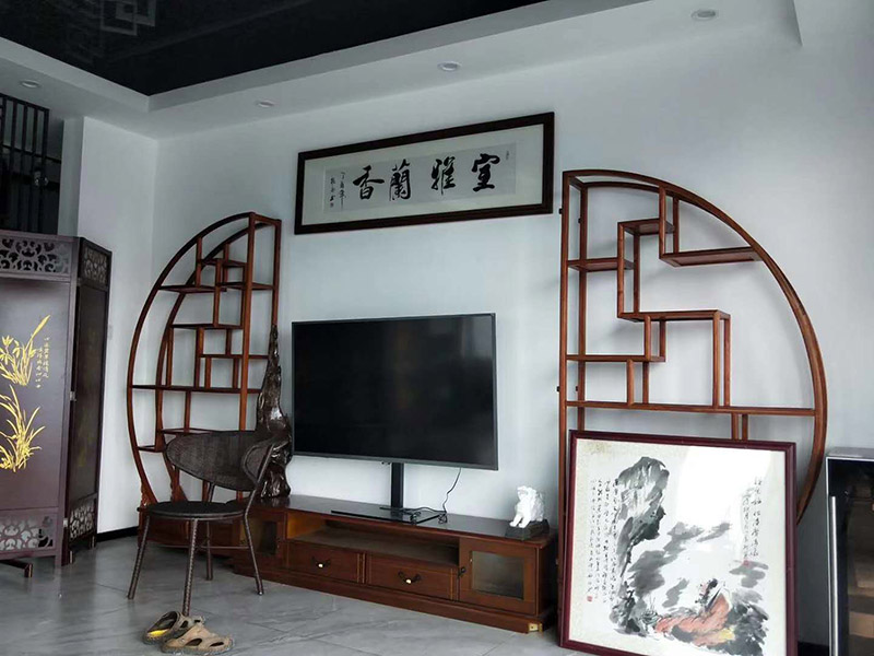 辦公室掛畫安裝：辦公室裝飾畫可以說是非常普遍的，不管是公司老板還是部門經理，辦公室都還不會缺少一幅字畫，辦公室掛畫不僅是一種裝飾，更多情況下是為了改善風水，尤其是生意人，更加注重辦公室的風水，弱想使得辦公室風水旺，掛畫是遠遠不夠的，重點要看怎么掛。 辦公室內掛一好的字畫作品，一幅好的風水掛畫所起的作品至關重要。好的字畫合適的擺放位置，合適的布局能為主人招財納福，能為主人增加運勢，會加持好的磁場。