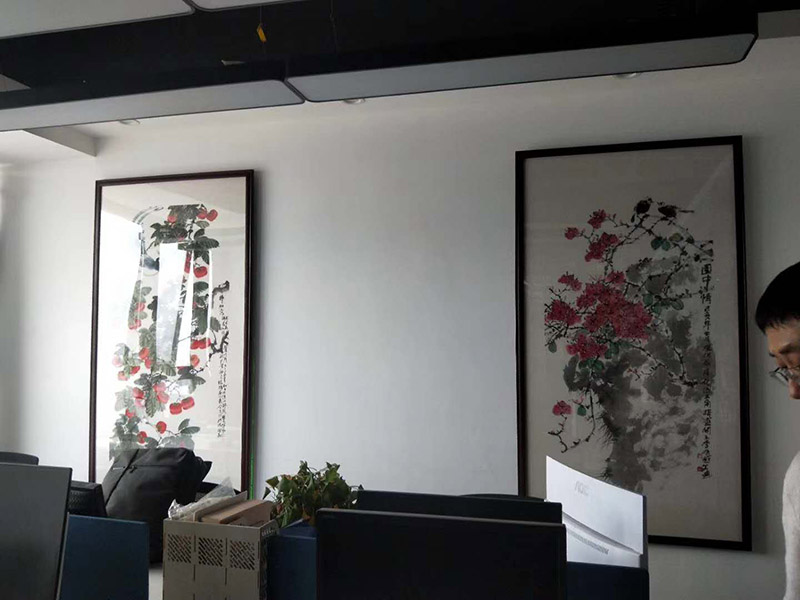 辦公室掛畫安裝：辦公室裝飾畫可以說是非常普遍的，不管是公司老板還是部門經理，辦公室都還不會缺少一幅字畫，辦公室掛畫不僅是一種裝飾，更多情況下是為了改善風水，尤其是生意人，更加注重辦公室的風水，弱想使得辦公室風水旺，掛畫是遠遠不夠的，重點要看怎么掛。 辦公室內掛一好的字畫作品，一幅好的風水掛畫所起的作品至關重要。好的字畫合適的擺放位置，合適的布局能為主人招財納福，能為主人增加運勢，會加持好的磁場。