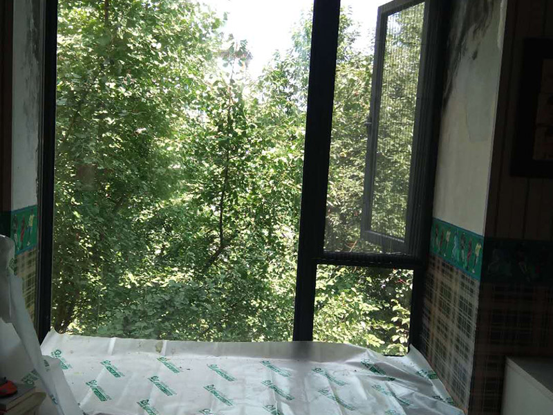 墻面發霉維修：衛生間防水破壞，導致臥室墻面大面積發霉；在進行維修時應當對發霉墻面以及乳膠漆基層進行徹底的鏟除；對損壞位置的防水層進行維修，必要時要對衛生間進行徹底的拆除維修；防水維修后測試防水性；開始重做乳膠漆基層，這里建議涂刷界面劑；涂刷新的乳膠漆完成本次維修。 環境潮濕，當夏季梅雨季節到來時，應做好通風除濕工作；墻面受潮短時間內如快速的處理讓其干透，是不會傷及根本引起發霉的，而且現在大多的乳膠漆有一定的防水性。除濕我們可以采用除濕機、除濕劑等方法。