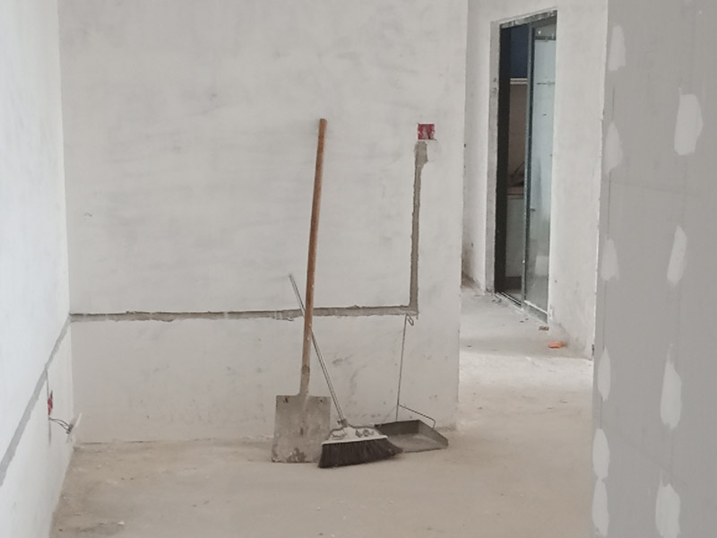 老房子改造裝修:舊墻面在翻新前一定要做墻面基底處理，粉化嚴重的要全部鏟除，鏟除后抹上一層白水泥，原來墻面過于光滑、刷過油漆的鏟除后還要做打磨處理，把粘結不牢的表皮去掉，便于新涂料和墻體粘結。 墻面底漆的作用是抗堿防潮、封固基材、保護面漆，提高面漆的質感和遮蓋力，對于老房翻新，墻面一定要做底漆，如果沒有刷底漆就直接上面漆的話，時間一長墻面容易起泡、發霉，太陽照曬時間長了也容易變色。 已經上好面漆的墻面要修補會比較麻煩，容易產生色差，材料的使用時間不同，質量也難以保證，很難達到理想效果。 所以墻面的修補最好是整塊墻面，或是盡可能地選擇較大面積進行修補，這樣可以盡量避免產生色差，修補后的質量也更好。