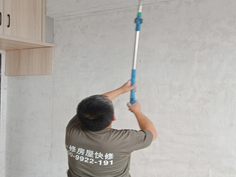 老房子改造裝修:舊墻面在翻新前一定要做墻面基底處理，粉化嚴重的要全部鏟除，鏟除后抹上一層白水泥，原來墻面過于光滑、刷過油漆的鏟除后還要做打磨處理，把粘結不牢的表皮去掉，便于新涂料和墻體粘結。 墻面底漆的作用是抗堿防潮、封固基材、保護面漆，提高面漆的質感和遮蓋力，對于老房翻新，墻面一定要做底漆，如果沒有刷底漆就直接上面漆的話，時間一長墻面容易起泡、發霉，太陽照曬時間長了也容易變色。 已經上好面漆的墻面要修補會比較麻煩，容易產生色差，材料的使用時間不同，質量也難以保證，很難達到理想效果。 所以墻面的修補最好是整塊墻面，或是盡可能地選擇較大面積進行修補，這樣可以盡量避免產生色差，修補后的質量也更好。