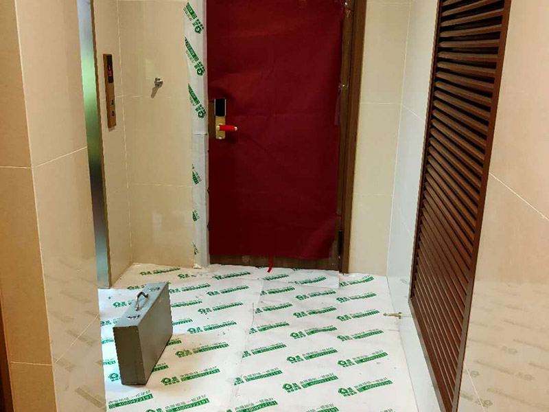 陽臺家具地面保護(hù):門扇安裝完畢后，采用普通塑料保護(hù)膜，同時用紙板包裹； 門扇、鎖具安裝完畢后，將門扇鎖緊； 門框下段部分必須用9厘夾板做“U”型護(hù)角保護(hù)處理，高度不小于1.5m，護(hù)板內(nèi)應(yīng)加襯泡沫等軟質(zhì)保護(hù)，防止擦傷。 安裝完畢后，用塑料布或戶內(nèi)門包裝內(nèi)的PE片材、瓦楞紙板等現(xiàn)有材料對門扇、門套進(jìn)行包裹、遮蓋保護(hù)；嚴(yán)禁撞擊門框扇及貼臉；門扇安裝后及時安裝門吸、門鎖； 安裝好的門扇不能長期處于開啟狀態(tài)，嚴(yán)禁在門扇懸掛重物；嚴(yán)禁硬物碰撞、避免將水弄到門上面； 門框下段部分必須用9厘夾板做“U”型護(hù)角保護(hù)處理，高度不小于1.5m，護(hù)板內(nèi)應(yīng)加襯泡沫等軟質(zhì)保護(hù)，防止擦傷； 室內(nèi)衛(wèi)生清理干凈后才能將保護(hù)膜撕開； 保潔時嚴(yán)禁用酒精之類油漆稀釋劑、脫漆松香水、二甲苯、清潔劑等溶液擦拭油漆表面，嚴(yán)禁使用鋼絲球和尖的物品以防劃傷油漆表面。