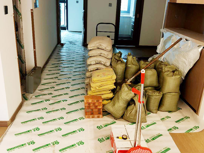 陽臺家具地面保護(hù):門扇安裝完畢后，采用普通塑料保護(hù)膜，同時用紙板包裹； 門扇、鎖具安裝完畢后，將門扇鎖緊； 門框下段部分必須用9厘夾板做“U”型護(hù)角保護(hù)處理，高度不小于1.5m，護(hù)板內(nèi)應(yīng)加襯泡沫等軟質(zhì)保護(hù)，防止擦傷。 安裝完畢后，用塑料布或戶內(nèi)門包裝內(nèi)的PE片材、瓦楞紙板等現(xiàn)有材料對門扇、門套進(jìn)行包裹、遮蓋保護(hù)；嚴(yán)禁撞擊門框扇及貼臉；門扇安裝后及時安裝門吸、門鎖； 安裝好的門扇不能長期處于開啟狀態(tài)，嚴(yán)禁在門扇懸掛重物；嚴(yán)禁硬物碰撞、避免將水弄到門上面； 門框下段部分必須用9厘夾板做“U”型護(hù)角保護(hù)處理，高度不小于1.5m，護(hù)板內(nèi)應(yīng)加襯泡沫等軟質(zhì)保護(hù)，防止擦傷； 室內(nèi)衛(wèi)生清理干凈后才能將保護(hù)膜撕開； 保潔時嚴(yán)禁用酒精之類油漆稀釋劑、脫漆松香水、二甲苯、清潔劑等溶液擦拭油漆表面，嚴(yán)禁使用鋼絲球和尖的物品以防劃傷油漆表面。