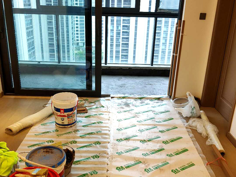 陽臺家具地面保護(hù):門扇安裝完畢后，采用普通塑料保護(hù)膜，同時用紙板包裹； 門扇、鎖具安裝完畢后，將門扇鎖緊； 門框下段部分必須用9厘夾板做“U”型護(hù)角保護(hù)處理，高度不小于1.5m，護(hù)板內(nèi)應(yīng)加襯泡沫等軟質(zhì)保護(hù)，防止擦傷。 安裝完畢后，用塑料布或戶內(nèi)門包裝內(nèi)的PE片材、瓦楞紙板等現(xiàn)有材料對門扇、門套進(jìn)行包裹、遮蓋保護(hù)；嚴(yán)禁撞擊門框扇及貼臉；門扇安裝后及時安裝門吸、門鎖； 安裝好的門扇不能長期處于開啟狀態(tài)，嚴(yán)禁在門扇懸掛重物；嚴(yán)禁硬物碰撞、避免將水弄到門上面； 門框下段部分必須用9厘夾板做“U”型護(hù)角保護(hù)處理，高度不小于1.5m，護(hù)板內(nèi)應(yīng)加襯泡沫等軟質(zhì)保護(hù)，防止擦傷； 室內(nèi)衛(wèi)生清理干凈后才能將保護(hù)膜撕開； 保潔時嚴(yán)禁用酒精之類油漆稀釋劑、脫漆松香水、二甲苯、清潔劑等溶液擦拭油漆表面，嚴(yán)禁使用鋼絲球和尖的物品以防劃傷油漆表面。