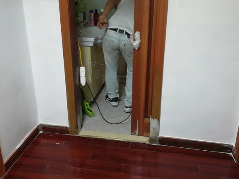 墻面局部改造維修：舊墻的清潔主要是對墻面原有的裝修和裝飾進行清除。一般為對乳膠漆和膩子層、木裝修、墻紙等的清除。如果是較新的墻面,墻體的耐水膩子可以不必完全鏟除,可以在用鋼刷和砂紙進行打磨后，用乳膠漆重新涂刷。較老舊的要完全鏟除,重新刷上膩子。墻面底漆的涂刷是為了抗堿防潮、封固基材同時對于面漆的質感與遮蓋力也有所提高。對于墻面局部翻新工程，底漆是十分必要的,如果忽略了刷底漆，直接使用面漆的話,一段時間后墻面容易出現起泡、發霉等現象。