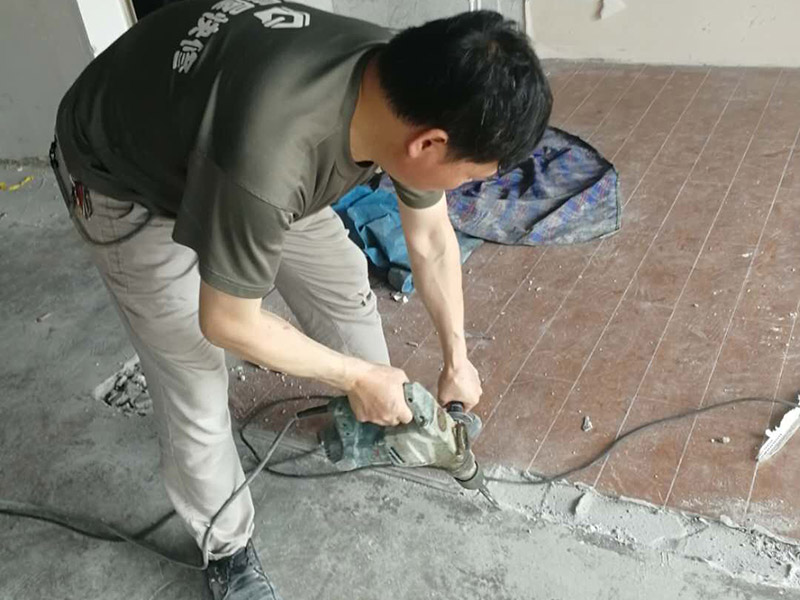 老房子舊地板拆除:如果家中地面鋪設是復合木地板，那其拆除的工藝相對而言就會比較簡單。首先要把要拆除地面的家具移到別處，然后再用平口螺絲刀把踢腳線撬開，再順著踢腳線邊緣把墻角的地板撬開并拆掉。拆除時，這塊地板可能會破損，但是其它地板就不會破損，還可以完整拆除。如果復合地板帶有鎖扣結構，那拆除時就要順應地板的長邊抽出，這樣拆除會比較輕松。然后再把地板下防潮氈揭開，這時底層可能會有些潮濕，所以要打開窗戶通風，讓其地面干燥后方可鋪設新地板。 如果家中鋪設的是實木地板，那拆除工藝就會比較負責。要先拆除踢腳線，然后再從墻角邊緣開始拆除，還要使用到起釘錘，用這個把木地板撬起抽出。因為實木地板安裝時，是安裝在木龍骨上的，所以在撬起木地板時會有一定的彈性，施工難度比較大，而且還不能使用切割機。因為使用切割機的話，會破壞地面，還會和固定木龍骨的膨脹螺栓產生火花。
