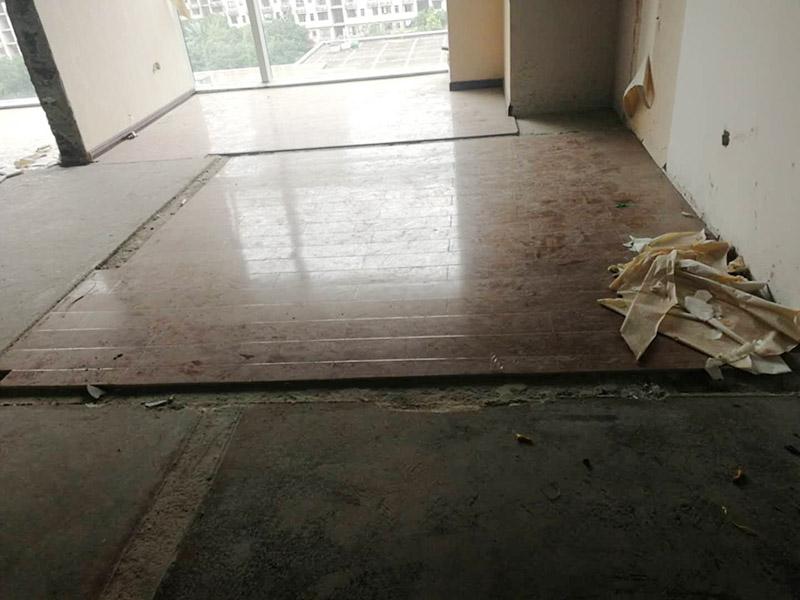 老房子舊地板拆除:如果家中地面鋪設是復合木地板，那其拆除的工藝相對而言就會比較簡單。首先要把要拆除地面的家具移到別處，然后再用平口螺絲刀把踢腳線撬開，再順著踢腳線邊緣把墻角的地板撬開并拆掉。拆除時，這塊地板可能會破損，但是其它地板就不會破損，還可以完整拆除。如果復合地板帶有鎖扣結構，那拆除時就要順應地板的長邊抽出，這樣拆除會比較輕松。然后再把地板下防潮氈揭開，這時底層可能會有些潮濕，所以要打開窗戶通風，讓其地面干燥后方可鋪設新地板。 如果家中鋪設的是實木地板，那拆除工藝就會比較負責。要先拆除踢腳線，然后再從墻角邊緣開始拆除，還要使用到起釘錘，用這個把木地板撬起抽出。因為實木地板安裝時，是安裝在木龍骨上的，所以在撬起木地板時會有一定的彈性，施工難度比較大，而且還不能使用切割機。因為使用切割機的話，會破壞地面，還會和固定木龍骨的膨脹螺栓產生火花。