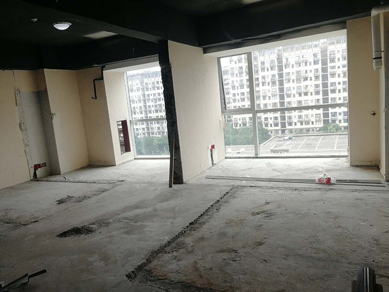 老房子舊地板拆除:如果家中地面鋪設是復合木地板，那其拆除的工藝相對而言就會比較簡單。首先要把要拆除地面的家具移到別處，然后再用平口螺絲刀把踢腳線撬開，再順著踢腳線邊緣把墻角的地板撬開并拆掉。拆除時，這塊地板可能會破損，但是其它地板就不會破損，還可以完整拆除。如果復合地板帶有鎖扣結構，那拆除時就要順應地板的長邊抽出，這樣拆除會比較輕松。然后再把地板下防潮氈揭開，這時底層可能會有些潮濕，所以要打開窗戶通風，讓其地面干燥后方可鋪設新地板。 如果家中鋪設的是實木地板，那拆除工藝就會比較負責。要先拆除踢腳線，然后再從墻角邊緣開始拆除，還要使用到起釘錘，用這個把木地板撬起抽出。因為實木地板安裝時，是安裝在木龍骨上的，所以在撬起木地板時會有一定的彈性，施工難度比較大，而且還不能使用切割機。因為使用切割機的話，會破壞地面，還會和固定木龍骨的膨脹螺栓產生火花。