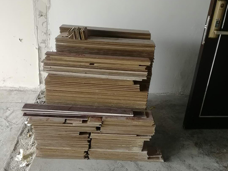 老房子舊地板拆除:如果家中地面鋪設是復合木地板，那其拆除的工藝相對而言就會比較簡單。首先要把要拆除地面的家具移到別處，然后再用平口螺絲刀把踢腳線撬開，再順著踢腳線邊緣把墻角的地板撬開并拆掉。拆除時，這塊地板可能會破損，但是其它地板就不會破損，還可以完整拆除。如果復合地板帶有鎖扣結構，那拆除時就要順應地板的長邊抽出，這樣拆除會比較輕松。然后再把地板下防潮氈揭開，這時底層可能會有些潮濕，所以要打開窗戶通風，讓其地面干燥后方可鋪設新地板。 如果家中鋪設的是實木地板，那拆除工藝就會比較負責。要先拆除踢腳線，然后再從墻角邊緣開始拆除，還要使用到起釘錘，用這個把木地板撬起抽出。因為實木地板安裝時，是安裝在木龍骨上的，所以在撬起木地板時會有一定的彈性，施工難度比較大，而且還不能使用切割機。因為使用切割機的話，會破壞地面，還會和固定木龍骨的膨脹螺栓產生火花。