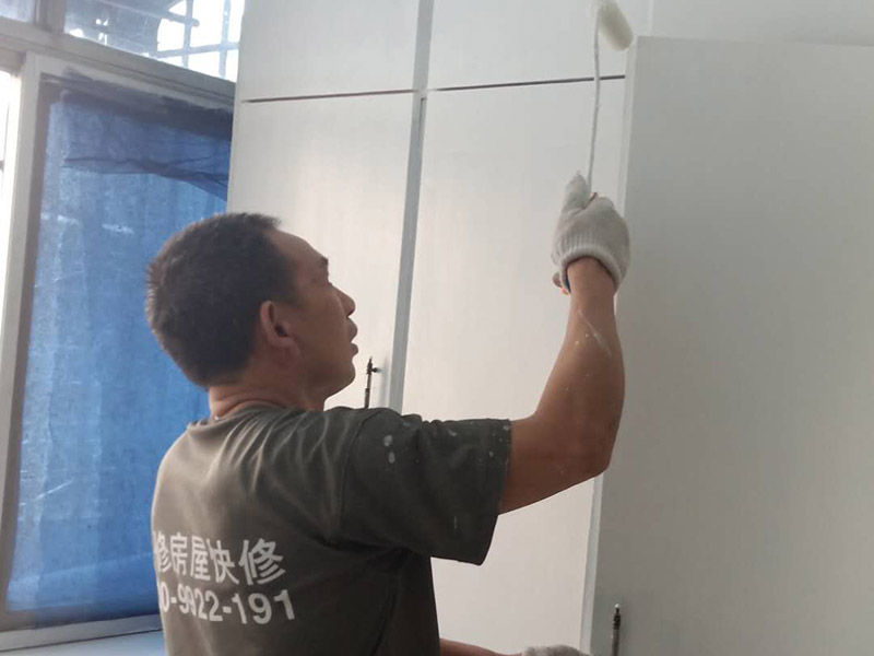 老房子墻面家具翻新：1、 舊墻面翻新自己動手首先用水將墻面浸濕，這樣在鏟除墻面時比較省力，墻面必須要鏟到露出水泥砂漿面。然后是涂刷界面劑，一定要全部都刷到而且要均勻。墻面的裂縫通常都是用牛皮紙帶及白乳膠來貼住，但不能保證它能百分百不再開裂。 2、 如果墻面凹凸不平，那么就需要用石膏來找平，誤差最好不要超過0.5公分。非承重墻一般都是需要貼布的，所以最好選擇質(zhì)地好的墻布和白乳膠，有條件的話可以使用網(wǎng)格布，對于防裂效果會更好。 3、 在挑選膩?zhàn)訒r應(yīng)該選顆粒細(xì)度高及質(zhì)地較硬的，或是把白乳膠添加到膩?zhàn)又刑岣吣佔(zhàn)拥挠捕取４蚰γ嬉x用細(xì)砂紙，砂紙如果過粗會在墻面上留下很深的砂痕，就算是刷漆也沒辦法遮蓋住。墻面打磨之后要清掃一遍，否則粉塵過多會影響到漆的附著力。