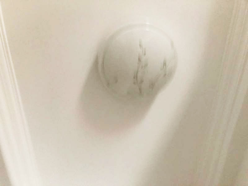 吸頂燈安裝維修：1、拆開吸頂燈包裝，將底座上自帶的線頭去掉;2、把燈管取出來以防在安裝過程中不慎掉落(吸頂燈一般自帶燈源);3、燈管拆下來之后，將吸頂燈底座放在天花板上，畫出燈孔的位置;4、標(biāo)記好孔的位置之后，在天花板上鉆孔，鉆孔的實際大小需要參照吸頂燈上燈孔的大小來確定;5、鉆好孔之后打入膠體，用以固定螺絲釘;6、把底座裝上去，轉(zhuǎn)個角度，帶緊螺絲7、斷開室內(nèi)電源，接線，然后把燈管裝回8、仔細(xì)檢查燈具安裝及線路連接是否正確規(guī)范，接線是否牢固;9、通電測試燈具是否可以正常通電，確認(rèn)燈具運(yùn)行狀況，10、蓋好燈罩、完工