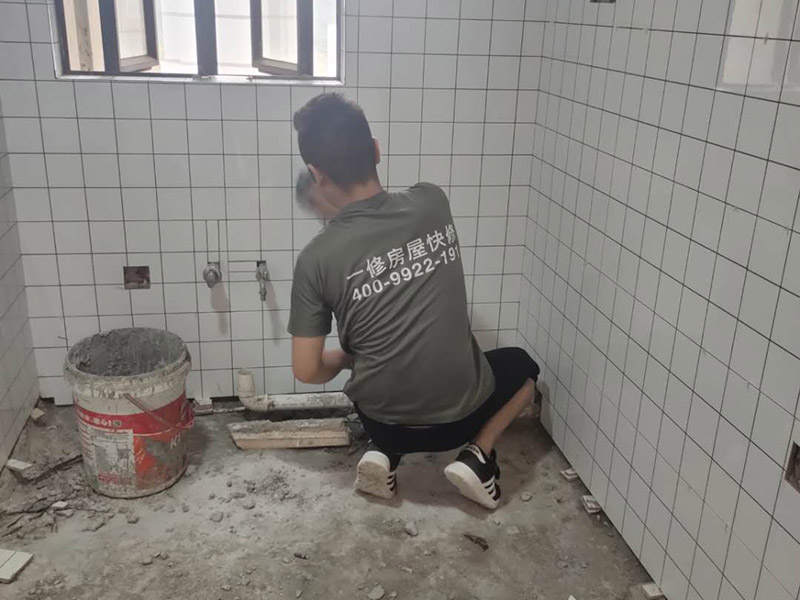 廚房小方磚鋪貼：鋪貼前，先將所鋪平面表面的塵土、雜物等徹底清掃干凈，平面不能有空鼓、開裂和起砂等現象，如果存在這些現象，要先進行修復處理，在鋪設瓷磚。鋪設墻磚施工前，要先在墻體四周彈出標高控制線。鋪設地磚施工前，要先在地面彈出十字線，從而控制地磚分隔尺寸。瓷磚的鋪貼，要選用1:3干硬性水泥砂漿，砂漿的厚度要在25mm左右。把瓷磚按照要求放在水泥砂漿上，用橡皮錘輕輕敲擊瓷磚的表面，直至瓷磚鋪貼平整。鋪貼完瓷磚后，要進行勾縫處理，先清理干凈瓷磚縫隙里的雜質，再用專用填縫劑進行勾縫處理。鋪貼瓷磚的過程中，可以一邊鋪貼，一邊進行簡單的清理。在鋪貼完24小時后，再用棉布等對瓷磚的表面再進行一次清理。