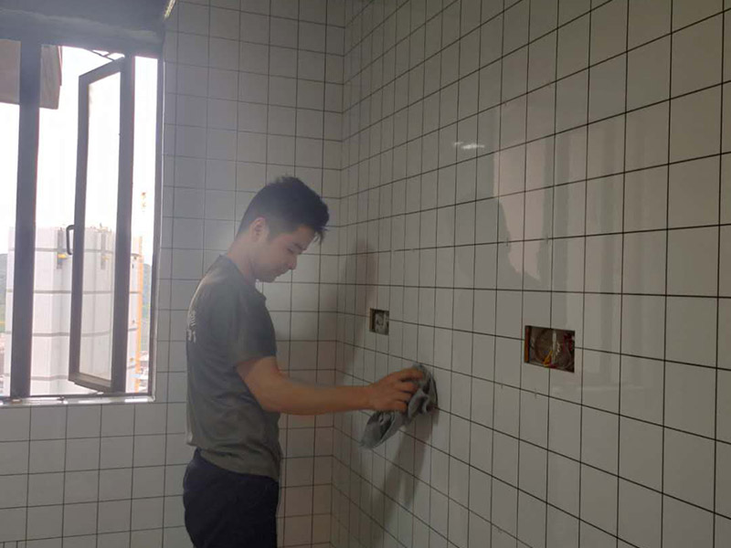 廚房小方磚鋪貼：鋪貼前，先將所鋪平面表面的塵土、雜物等徹底清掃干凈，平面不能有空鼓、開裂和起砂等現象，如果存在這些現象，要先進行修復處理，在鋪設瓷磚。鋪設墻磚施工前，要先在墻體四周彈出標高控制線。鋪設地磚施工前，要先在地面彈出十字線，從而控制地磚分隔尺寸。瓷磚的鋪貼，要選用1:3干硬性水泥砂漿，砂漿的厚度要在25mm左右。把瓷磚按照要求放在水泥砂漿上，用橡皮錘輕輕敲擊瓷磚的表面，直至瓷磚鋪貼平整。鋪貼完瓷磚后，要進行勾縫處理，先清理干凈瓷磚縫隙里的雜質，再用專用填縫劑進行勾縫處理。鋪貼瓷磚的過程中，可以一邊鋪貼，一邊進行簡單的清理。在鋪貼完24小時后，再用棉布等對瓷磚的表面再進行一次清理。