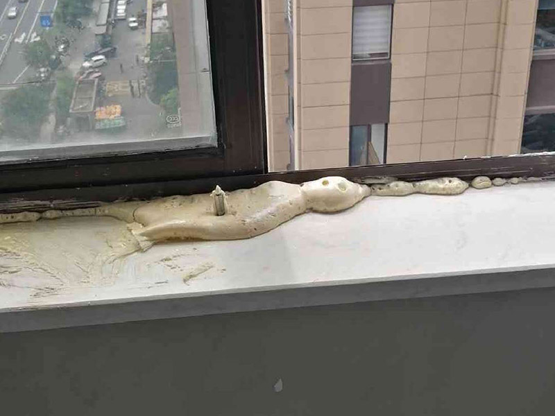 窗戶漏水打膠：窗框與洞口之間的伸縮縫內腔應采用閉孔泡沫塑料、發泡聚苯乙燃等彈性材料分層填塞，表面用密封膠密封。對保溫、隔聲要求較高的工程，應采用相應的隔熱、隔聲材料填塞。門窗表面潔凈，無劃痕，碰傷、無銹蝕。涂膠表面光滑，平整、厚度均勻，無氣孔。嚴禁在門窗框、扇、梃上安裝腳手架或懸掛重物，并嚴禁蹬踩窗框、窗扇或窗梃。門窗表面如沾有油污等，宜用水溶性洗涂劑清洗，忌用粗糙或腐蝕性強的化學液體擦洗。每個人的家中都有窗戶，合理的安裝窗戶也能達到很好的通風換氣的效果，在安裝窗戶的過程中，窗戶打膠技巧是安裝人員必須要了解的，如果對窗戶打膠的步驟不了解的話，就會影響窗戶的使用效果。