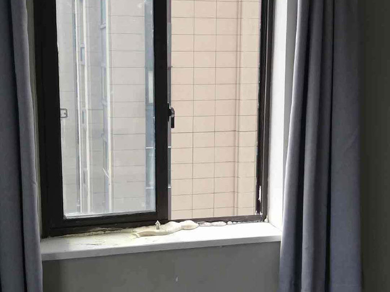 窗戶漏水打膠：窗框與洞口之間的伸縮縫內腔應采用閉孔泡沫塑料、發泡聚苯乙燃等彈性材料分層填塞，表面用密封膠密封。對保溫、隔聲要求較高的工程，應采用相應的隔熱、隔聲材料填塞。門窗表面潔凈，無劃痕，碰傷、無銹蝕。涂膠表面光滑，平整、厚度均勻，無氣孔。嚴禁在門窗框、扇、梃上安裝腳手架或懸掛重物，并嚴禁蹬踩窗框、窗扇或窗梃。門窗表面如沾有油污等，宜用水溶性洗涂劑清洗，忌用粗糙或腐蝕性強的化學液體擦洗。每個人的家中都有窗戶，合理的安裝窗戶也能達到很好的通風換氣的效果，在安裝窗戶的過程中，窗戶打膠技巧是安裝人員必須要了解的，如果對窗戶打膠的步驟不了解的話，就會影響窗戶的使用效果。