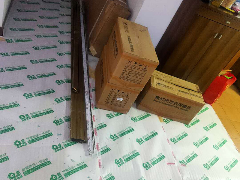 窗戶漏水打膠：窗框與洞口之間的伸縮縫內腔應采用閉孔泡沫塑料、發泡聚苯乙燃等彈性材料分層填塞，表面用密封膠密封。對保溫、隔聲要求較高的工程，應采用相應的隔熱、隔聲材料填塞。門窗表面潔凈，無劃痕，碰傷、無銹蝕。涂膠表面光滑，平整、厚度均勻，無氣孔。嚴禁在門窗框、扇、梃上安裝腳手架或懸掛重物，并嚴禁蹬踩窗框、窗扇或窗梃。門窗表面如沾有油污等，宜用水溶性洗涂劑清洗，忌用粗糙或腐蝕性強的化學液體擦洗。每個人的家中都有窗戶，合理的安裝窗戶也能達到很好的通風換氣的效果，在安裝窗戶的過程中，窗戶打膠技巧是安裝人員必須要了解的，如果對窗戶打膠的步驟不了解的話，就會影響窗戶的使用效果。