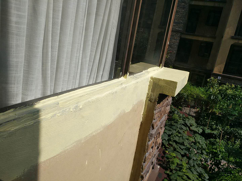 窗戶外墻防水：首先在對防水墻處理的時候一定要對墻體進行檢查，看一看墻體有什么裂縫，或者不均勻的地方，這些地方需要處理過后才能對墻體進行防水處理。嚴禁在墻面上留下空，裂縫，凹凸不平等問題，而且在外部進入室內(nèi)的管子穿過墻體的也要做好密封性。這樣的墻才能做防水處理，不然的話效果會大打折扣。 ⑴砂漿應嚴格按配比進行，嚴格計量，控制水灰比，嚴禁施工過程中隨意摻水； ⑵對抹灰砂漿應分層抹灰，尤其是高層建筑，局部外墻抹灰較厚，這就需要進行分層批灰，每層抹灰厚度不應超過2㎝，如厚度過大，在分層處應設鋼絲網(wǎng)； ⑶批灰砂漿可用聚合物防水砂漿； ⑷外墻抹灰腳手架拉接筋等，應切割后，喇叭口抹實壓平，定漿后，可用鐵抹子切成反搓，然后再刷一道素水泥漿。
