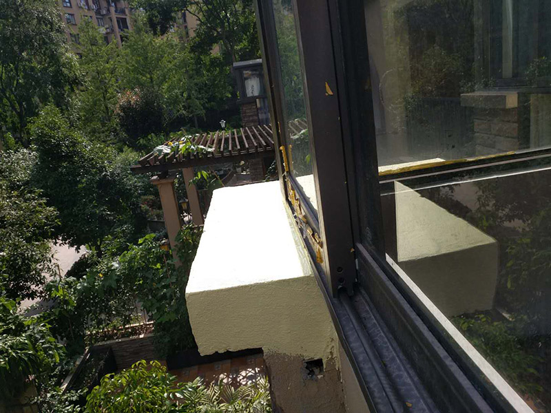 窗戶外墻防水：首先在對防水墻處理的時候一定要對墻體進行檢查，看一看墻體有什么裂縫，或者不均勻的地方，這些地方需要處理過后才能對墻體進行防水處理。嚴禁在墻面上留下空，裂縫，凹凸不平等問題，而且在外部進入室內(nèi)的管子穿過墻體的也要做好密封性。這樣的墻才能做防水處理，不然的話效果會大打折扣。 ⑴砂漿應嚴格按配比進行，嚴格計量，控制水灰比，嚴禁施工過程中隨意摻水； ⑵對抹灰砂漿應分層抹灰，尤其是高層建筑，局部外墻抹灰較厚，這就需要進行分層批灰，每層抹灰厚度不應超過2㎝，如厚度過大，在分層處應設鋼絲網(wǎng)； ⑶批灰砂漿可用聚合物防水砂漿； ⑷外墻抹灰腳手架拉接筋等，應切割后，喇叭口抹實壓平，定漿后，可用鐵抹子切成反搓，然后再刷一道素水泥漿。