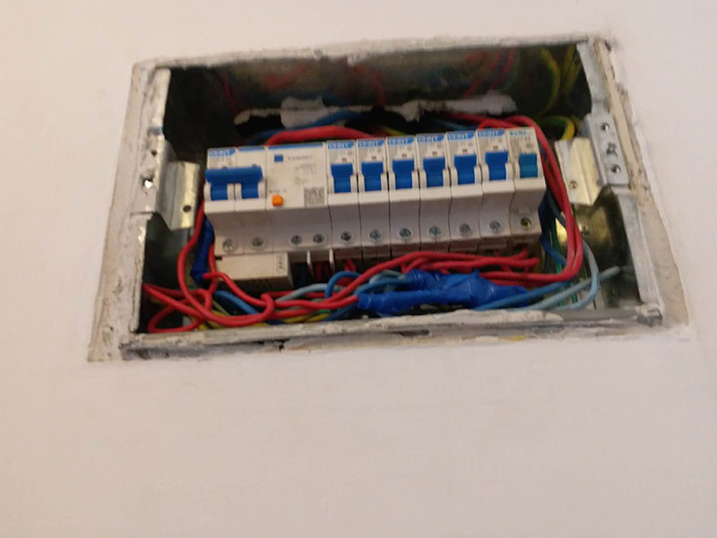 電路檢查維修:觀察。高手不僅看電路板的外觀，還常常積累一些電路組成，電路板年限，接口外設等經驗。有什么好處？維修中可以減少失誤，尤其在維修過程中各種方法都使完卻沒有發現故障時。詳細詢問設備管理人員該電路板的詳細情況，越詳細越好。建立大量的數據再做分析和測試，然后再確定。檢驗是必須要做的工作，也是最花費時間的工作。千萬不要以剛維修過的經驗做論點先入為主，更不可有些似似而非的觀點留下來。