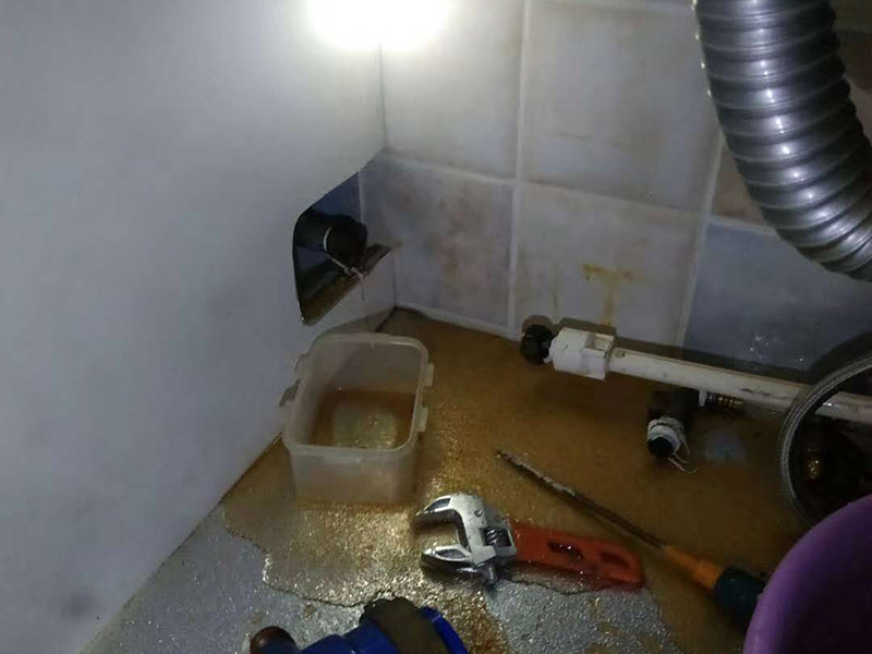 管道角閥漏水維修：1.關閉總水閥,用活動扳手擰下角閥,查看接口。
2.查看角閥接口金屬邊緣是否破損,如果破損需要更換整只角閥。
3.查看角閥接口上的軟管內墊片破損情況。
4.無明顯破損,沖洗軟管接口上的雜質,纏上生料帶重新裝回。
5.破損嚴重需要更換接口墊片,纏生料帶裝回。