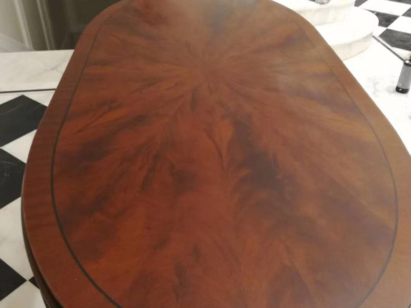 家具翻新打蠟：首先要去除家具表面的灰塵，在打掃灰塵時(shí)，一定要用兩塊潔凈的棉布，一是潤(rùn)濕的，二是干的。先用潤(rùn)濕的棉布將其表面干凈，再用干的棉布將那些水漬擦干。灰塵一定要弄干凈，不然在上蠟時(shí)，有灰塵會(huì)加大棉布與木質(zhì)家具之間的摩擦，將其表面損壞。 木制家具若是以前上過蠟的，先將原蠟去除。在去除時(shí)一定要小心，應(yīng)該用用溫性的清潔劑或者淡淡的非堿性肥皂水，將表面擦拭干凈，尤其要注意家具的一些縫隙要講它們的灰塵處理干凈，還有一些表面有一點(diǎn)損壞的，一定要小心再小心的處理，不然再次上蠟后會(huì)影響他的光澤度。 在處理木制家具的原蠟后，就該將家具表面重新上蠟了，先將準(zhǔn)備好的蠟涂在潔凈的棉布上，注意蠟的用量，以免用量過多，導(dǎo)致蠟在木制家具的表面涂抹不勻。然后將涂有蠟的棉布順著木材的紋理方向給家具上蠟，上蠟時(shí)，要掌握由淺入深、由點(diǎn)及面的原則，循序漸進(jìn)，均勻上蠟。等到把蠟全部上好就可以了。